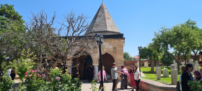 Balık susuz olmaz, insan vatansız