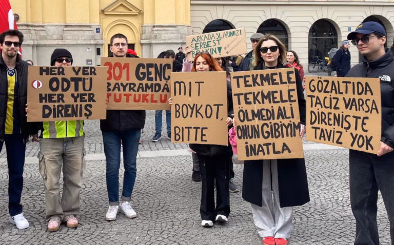 Hikaye deki karıncalar şimdi sokakta olan gençler, fil kim ola?